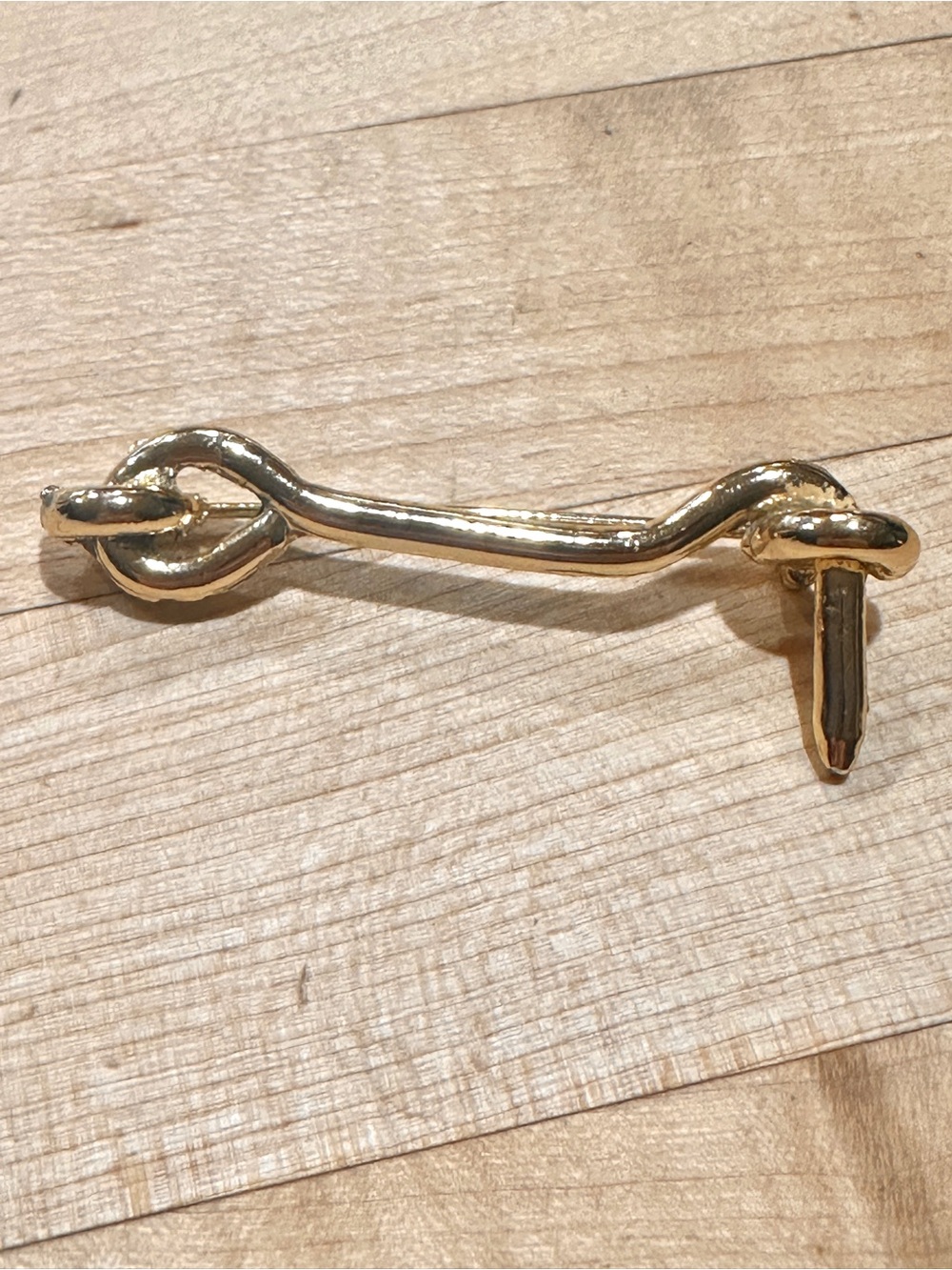Gold-Tone hook latch Pin Brooch ‘70s Vintage Accessory